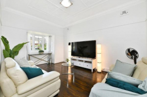 Elegant Family Retreat Near Beaches & Sydney CBD